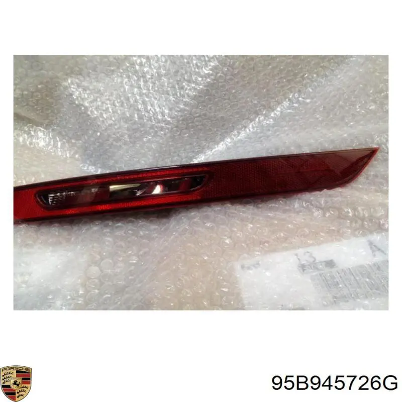 Правый катафот заднего бампера 95B945726D Porsche