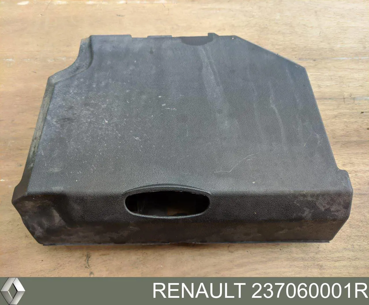 Крышка аккумулятора (АКБ) на Renault Scenic III 