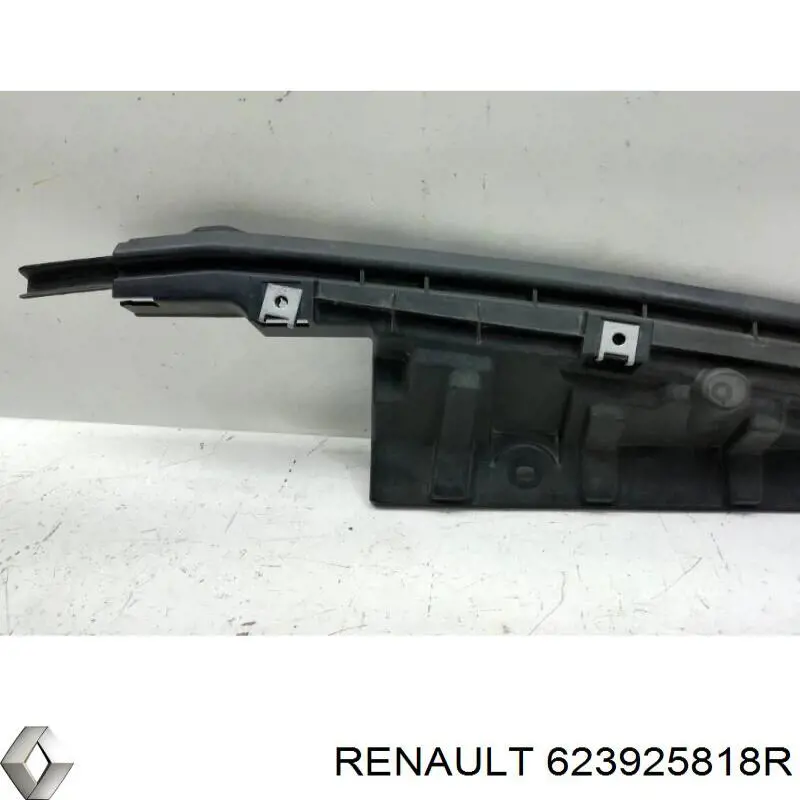 Кронштейн решетки переднего бампера 623925818R Renault (RVI)