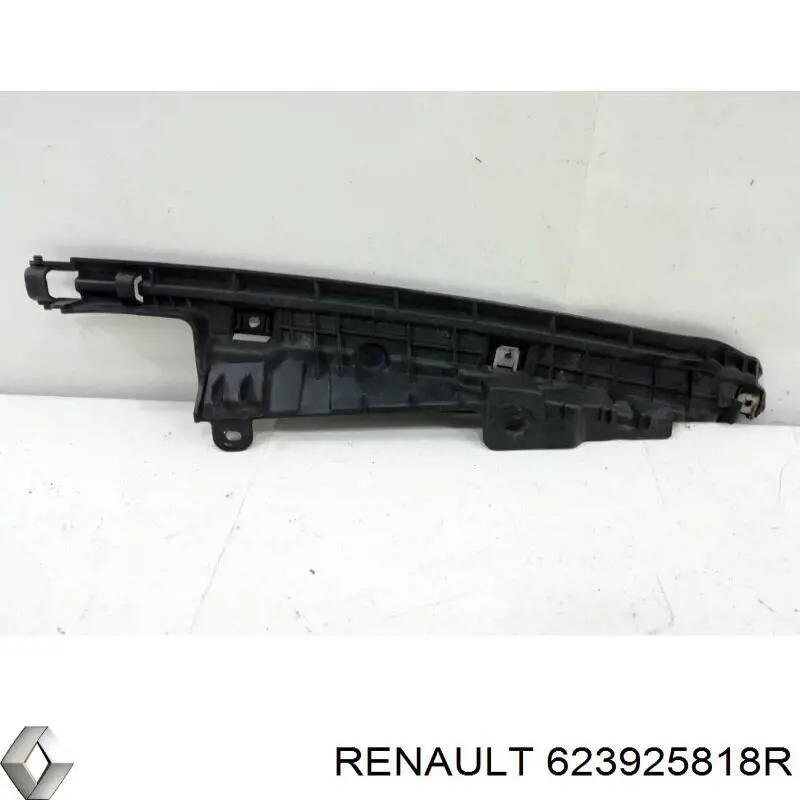 623925818R Renault (RVI) Кронштейн решетки переднего ампера