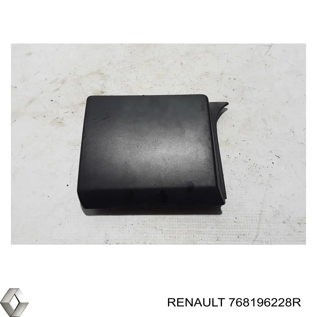 Накладка стойки кузова внешняя передняя левая 768196228R Renault (RVI)