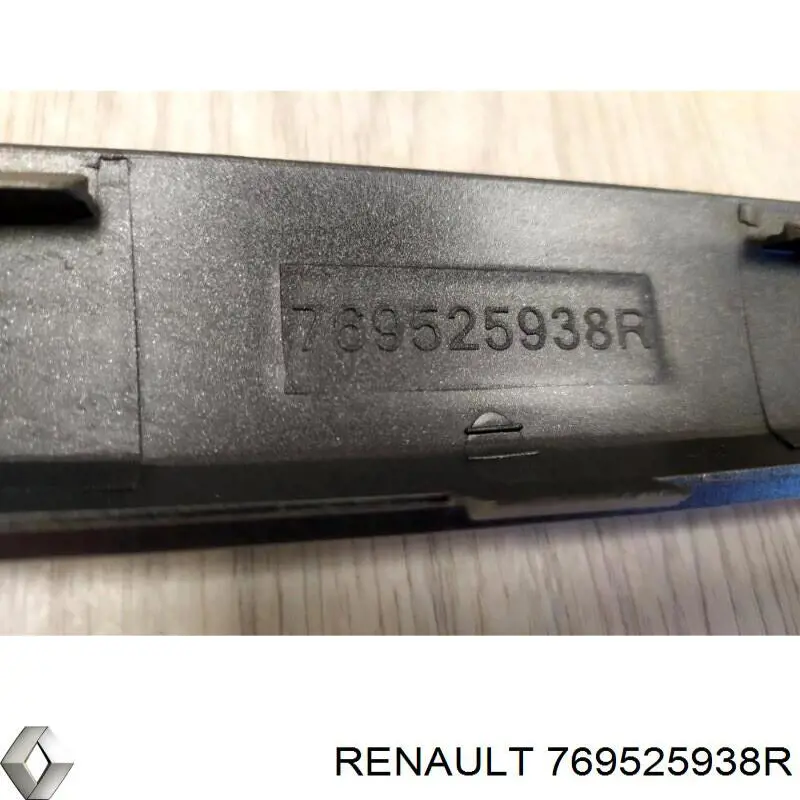 Накладка (молдинг) порога наружная левая Renault (RVI) 769525938R цена, от 22.55 USD