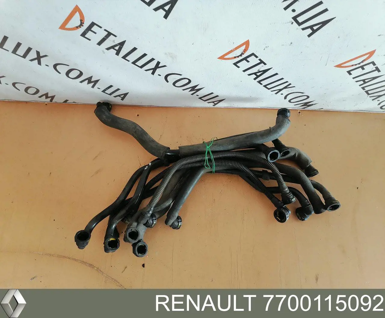 Патрубок вентиляции картера (маслоотделителя) на Renault Trafic II 