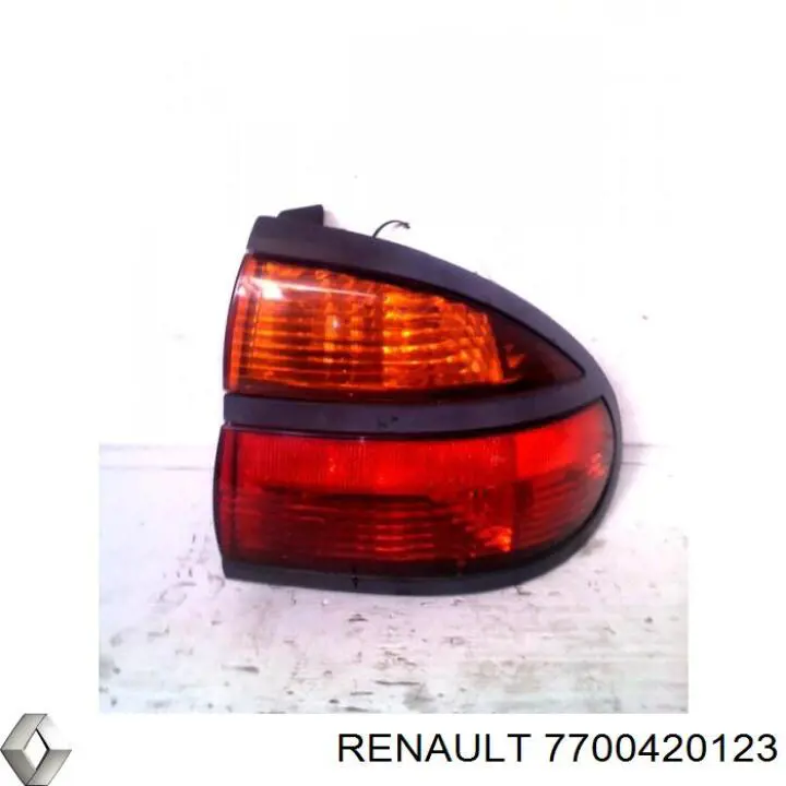 Фонарь задний правый 7700420123 Renault (RVI)