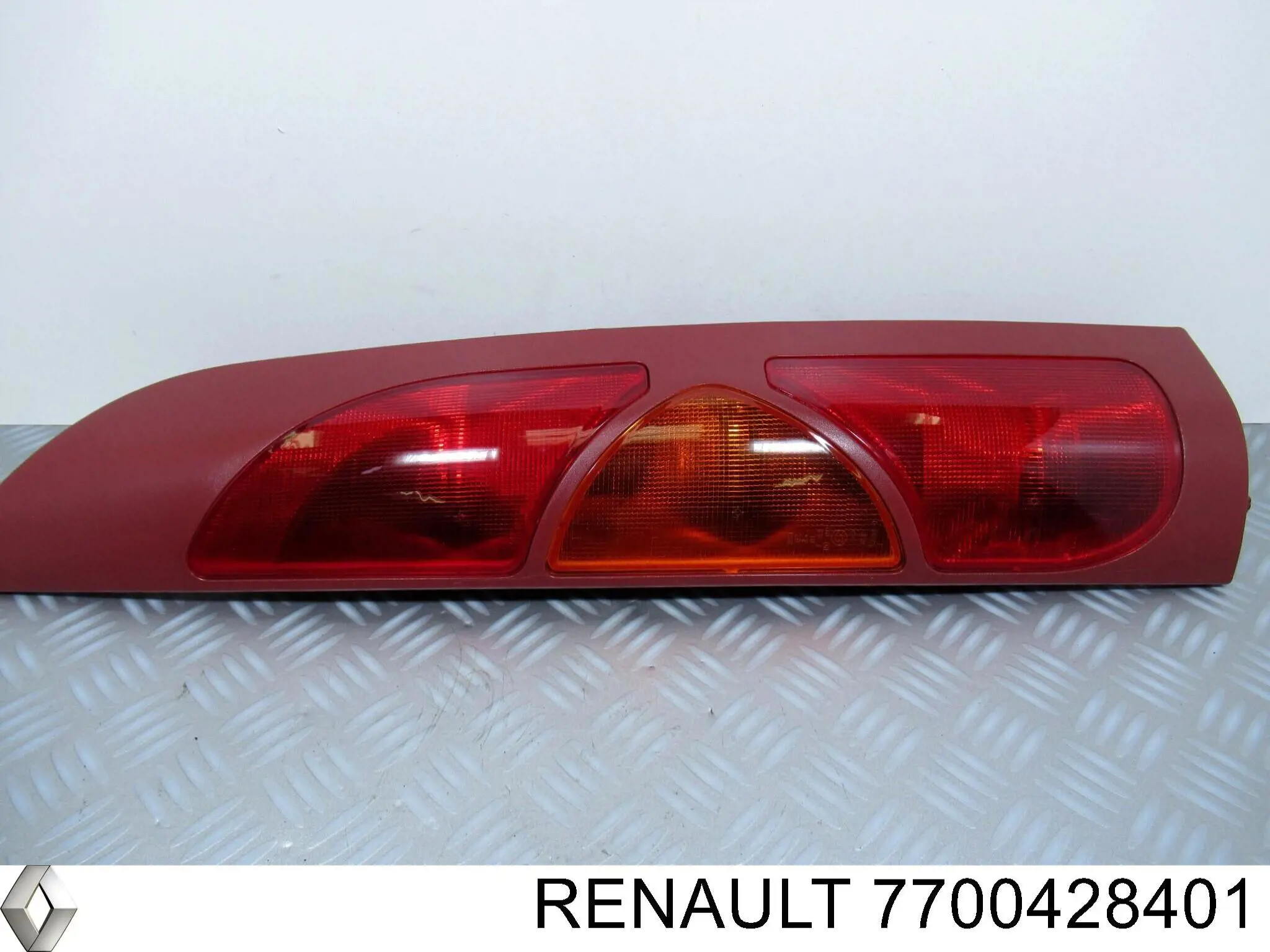 Фонарь задний левый внутренний 7700428401 Renault (RVI)