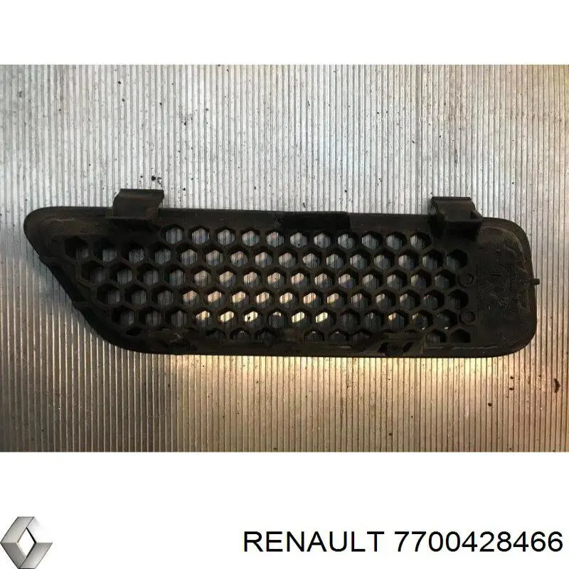 Решетка радиатора левая 7700428466 Renault (RVI)