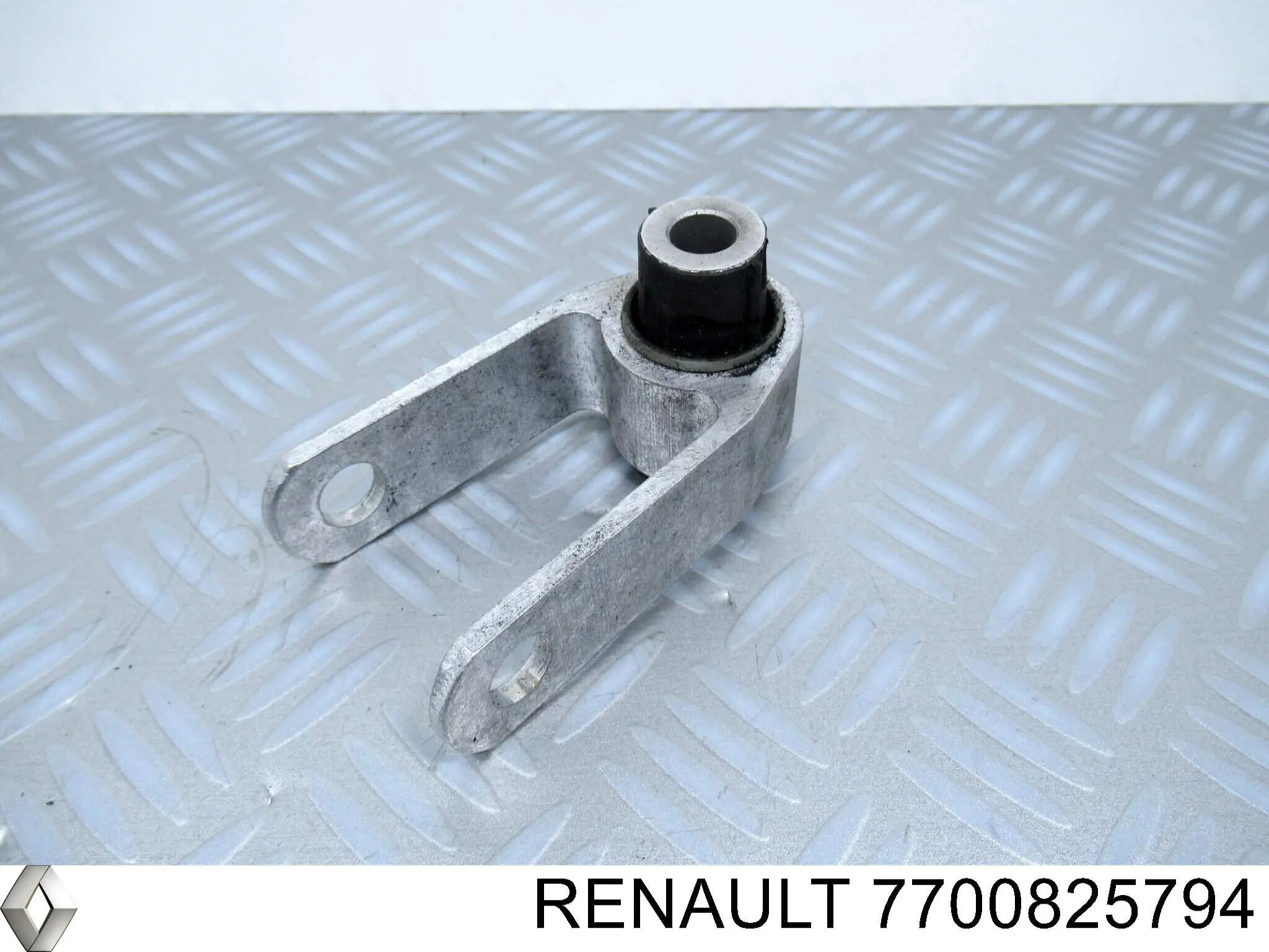 7700825794 Renault (RVI) кронштейн подушки (опоры двигателя задней)