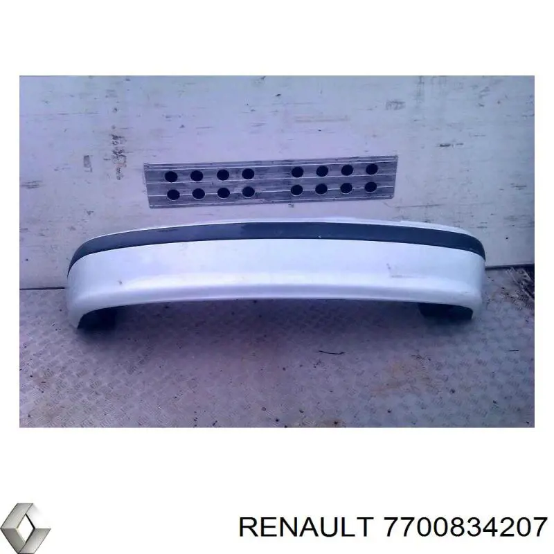 Задний бампер 7700834207 Renault (RVI)