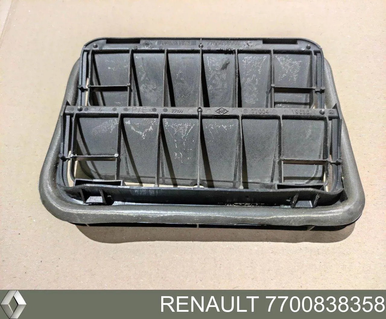 Купить 7700838358 Renault (RVI) Решетка вентиляции салона задняя