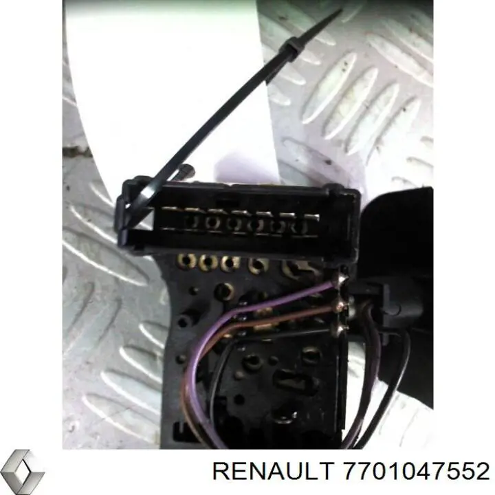 7701047552 Renault (RVI) Левый подрулевой переключатель