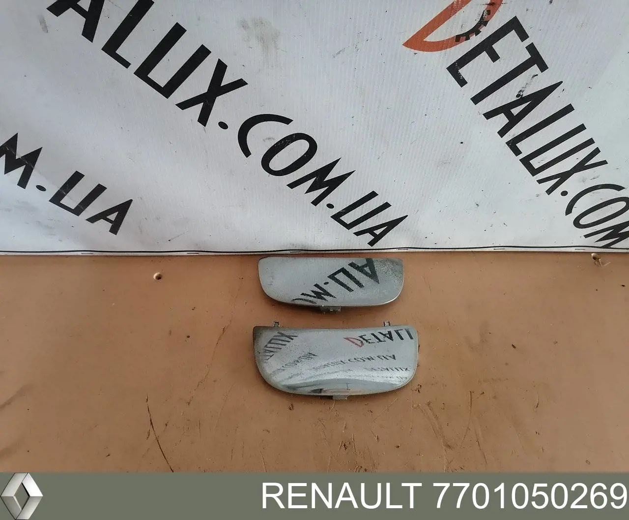 Зеркальный элемент зеркала заднего вида левого Renault (RVI) 7701050269