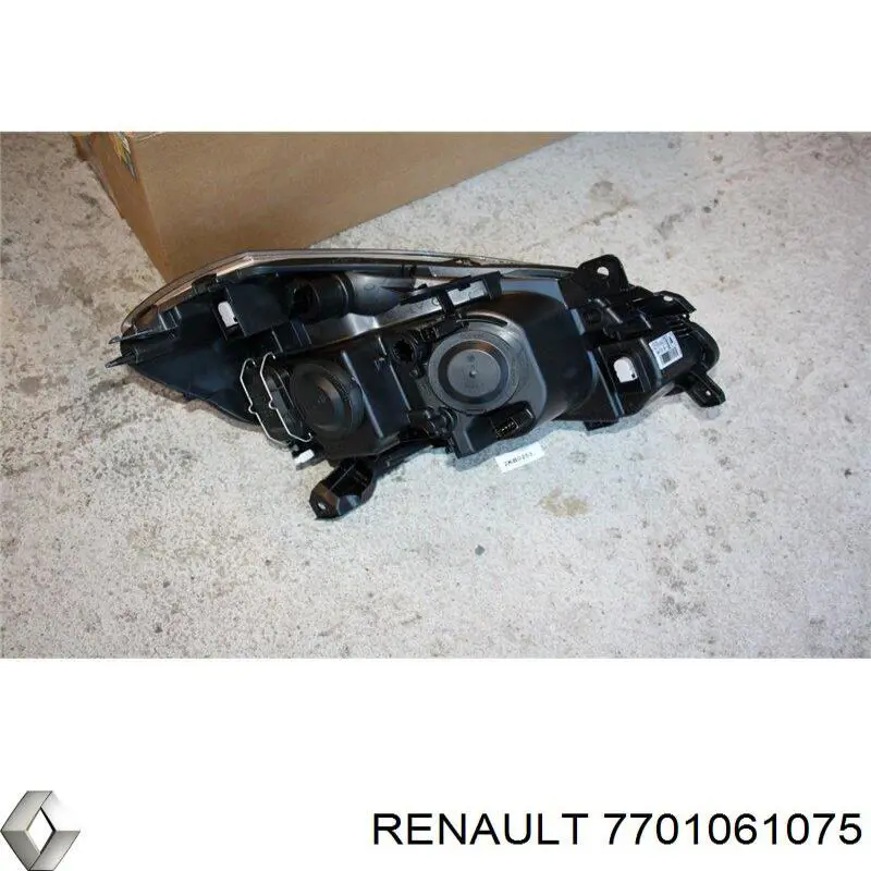 Купить 7701061075 Renault (RVI) Фара левая передняя