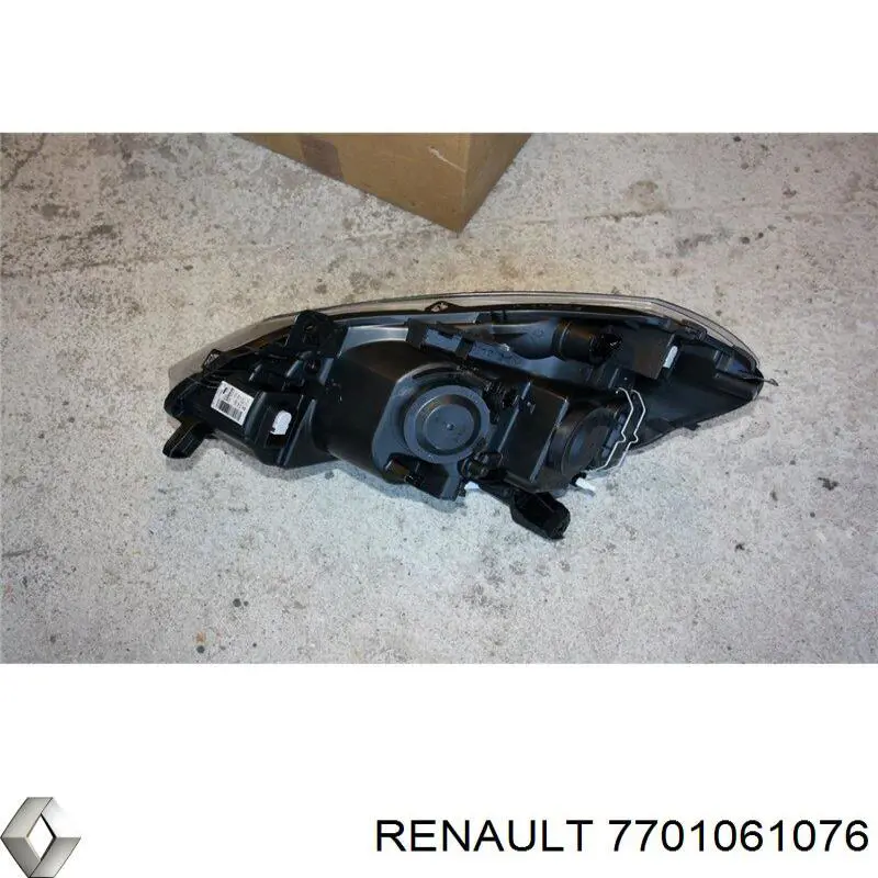 7701061076 Renault (RVI) Фара передняя правая