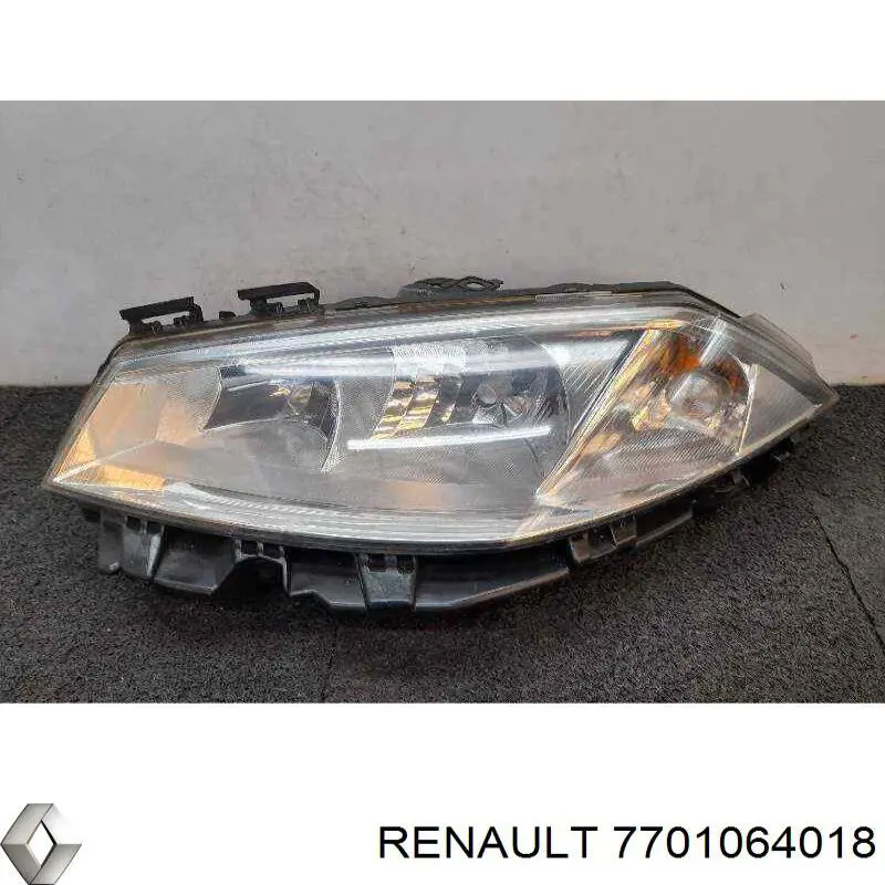 7701064018 Renault (RVI) фара левая