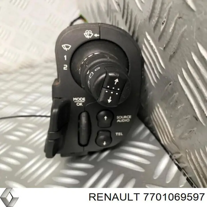 Подрулевой правый переключатель  Renault (RVI) 7701069597