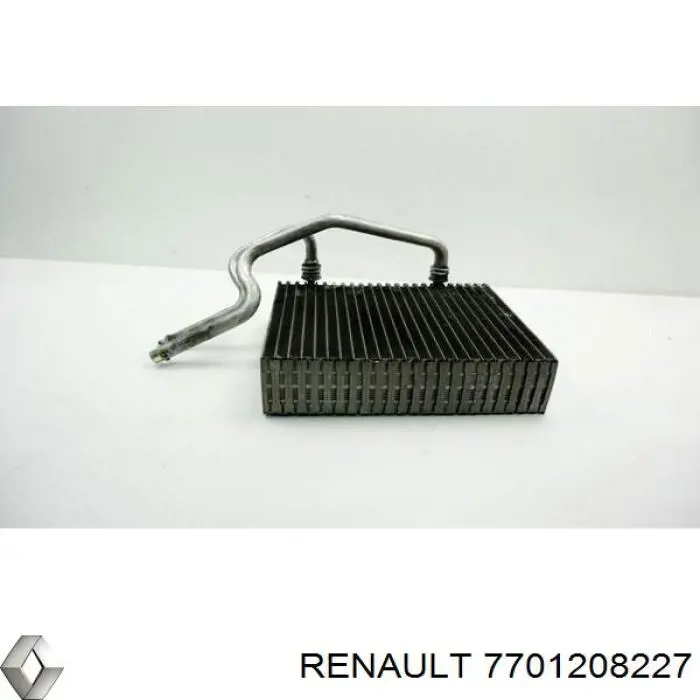 7701208227 Renault (RVI) радиатор кондиционера