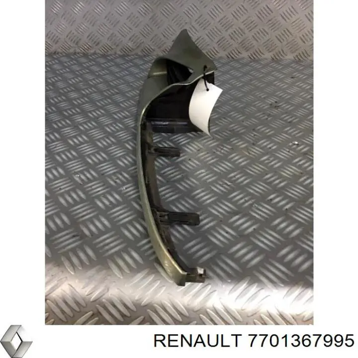 7701367995 Renault (RVI) решетка радиатора левая