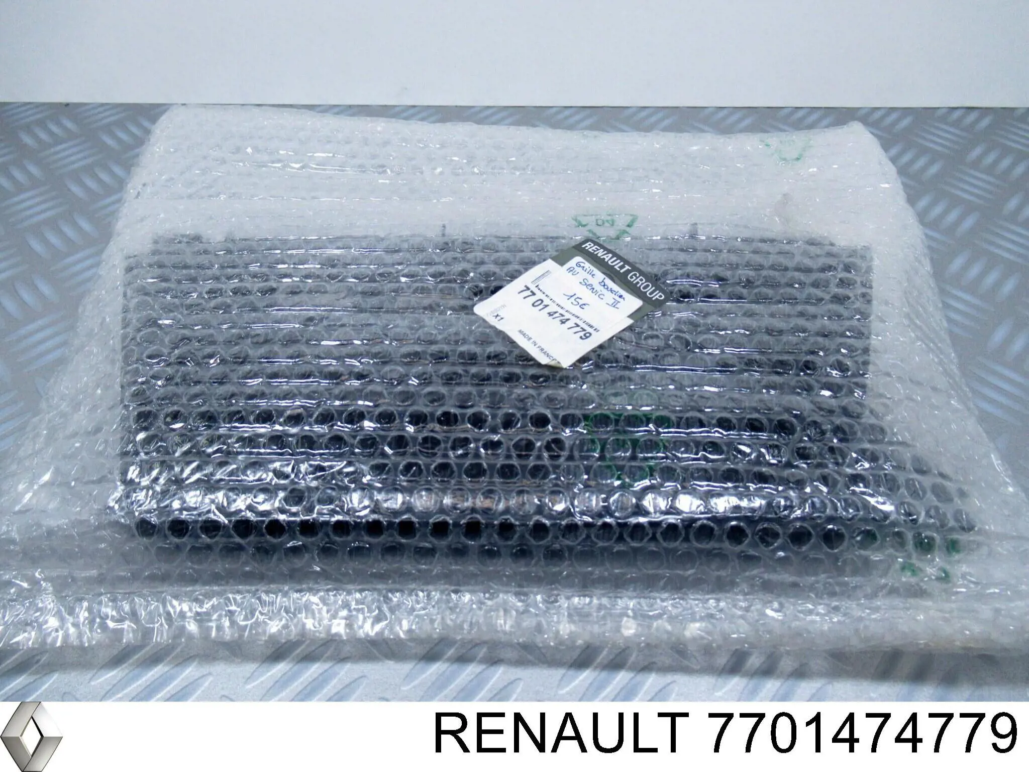 Решетка радиатора 7701474779 Renault (RVI)