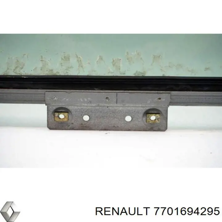 Стекло двери передней правой 500336474 Iveco
