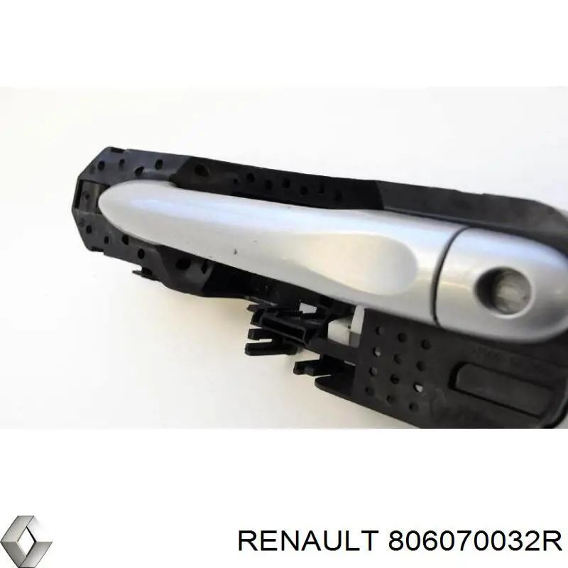 Купить 806070032R Renault (RVI) Держатель наружной ручки двери задней левой