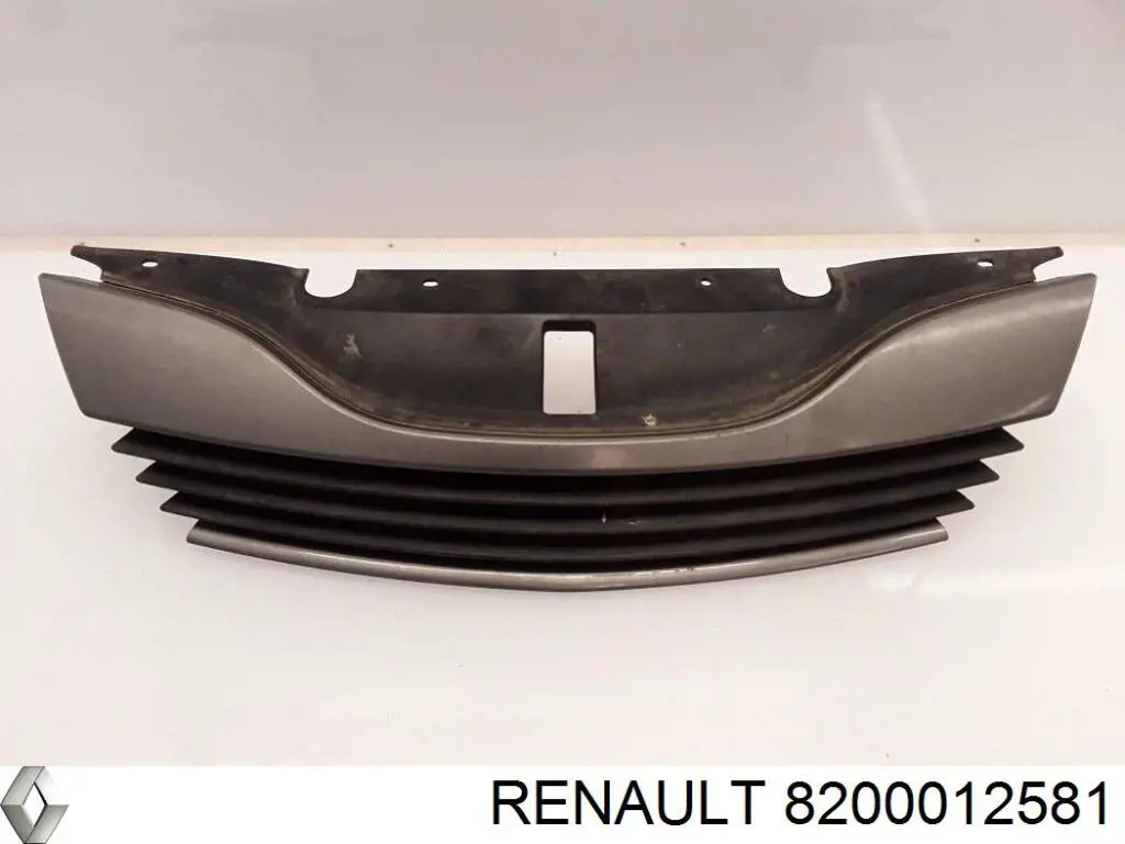 Calandra 8200012581 Renault (RVI)