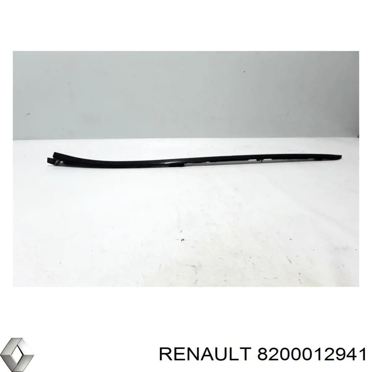 Молдинг лобового стекла левый 8200012941 Renault (RVI)