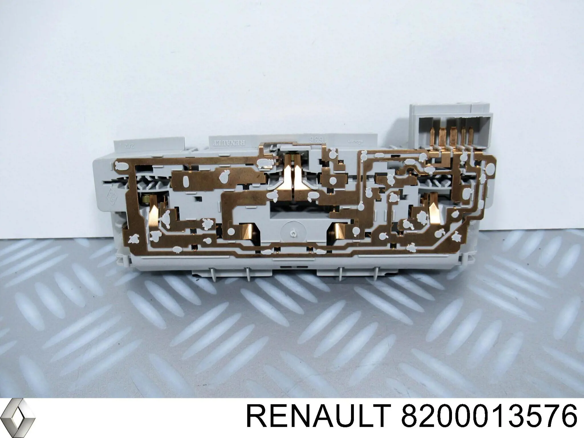 Luz interior (cabina) 8200013576 Renault (RVI)