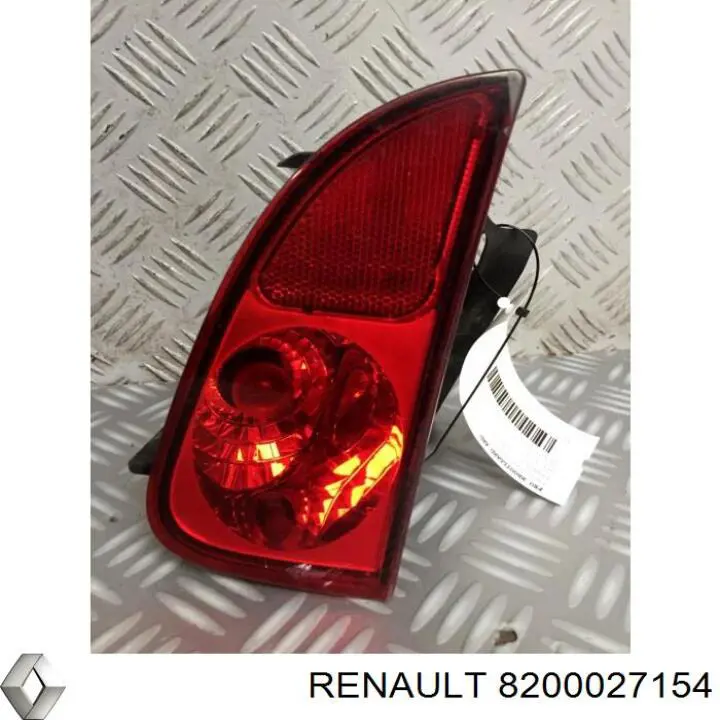 Фонарь заднего бампера правый 8200027154 Renault (RVI)