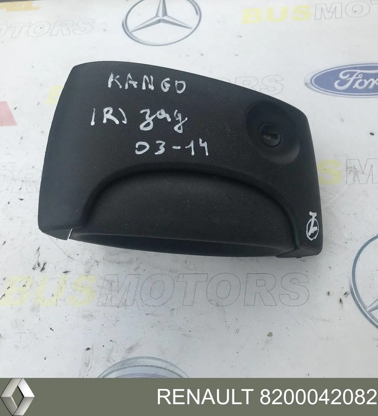 Ручка задней двери наружная, правая Renault (RVI) 8200042082
