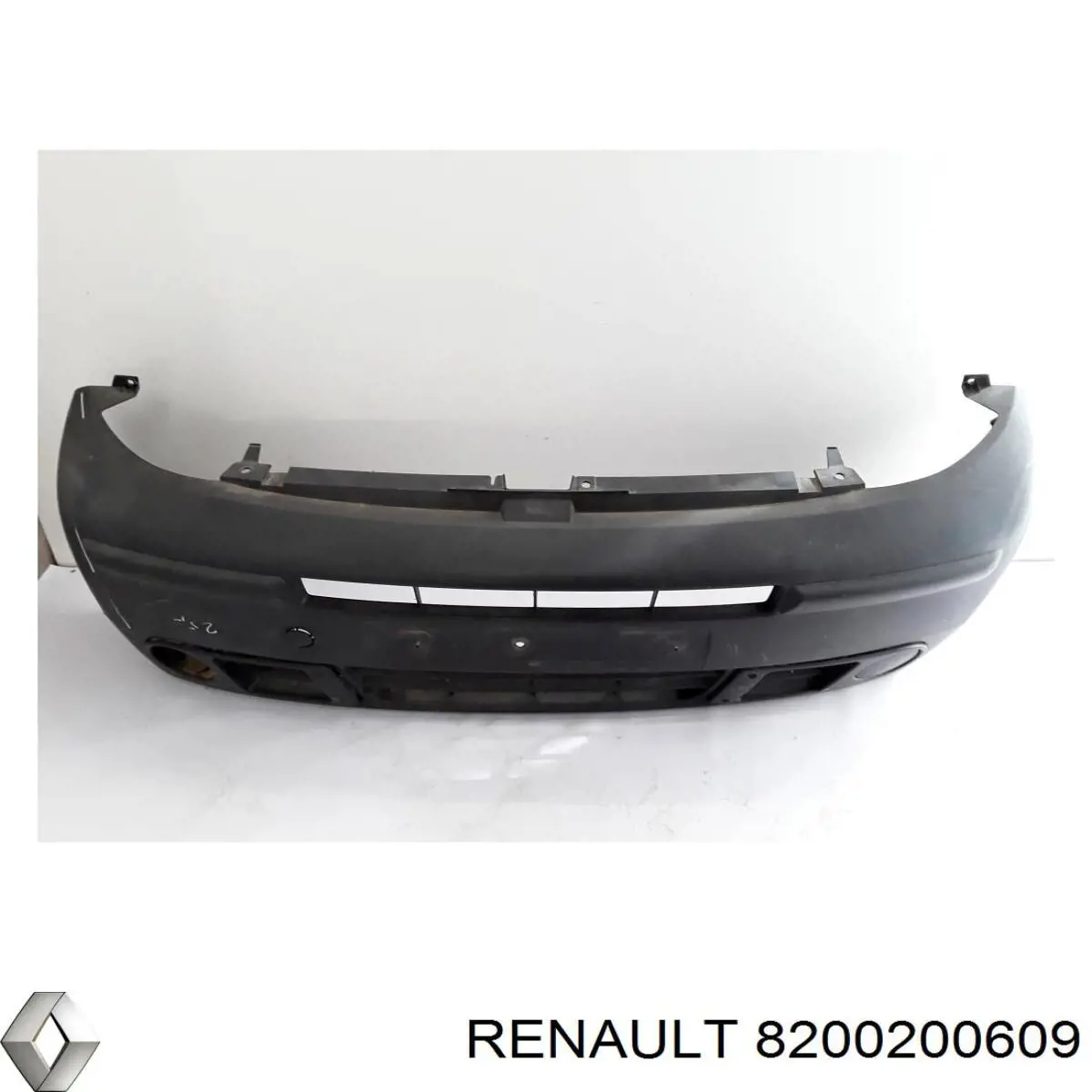 Передний бампер 8200200609 Renault (RVI)
