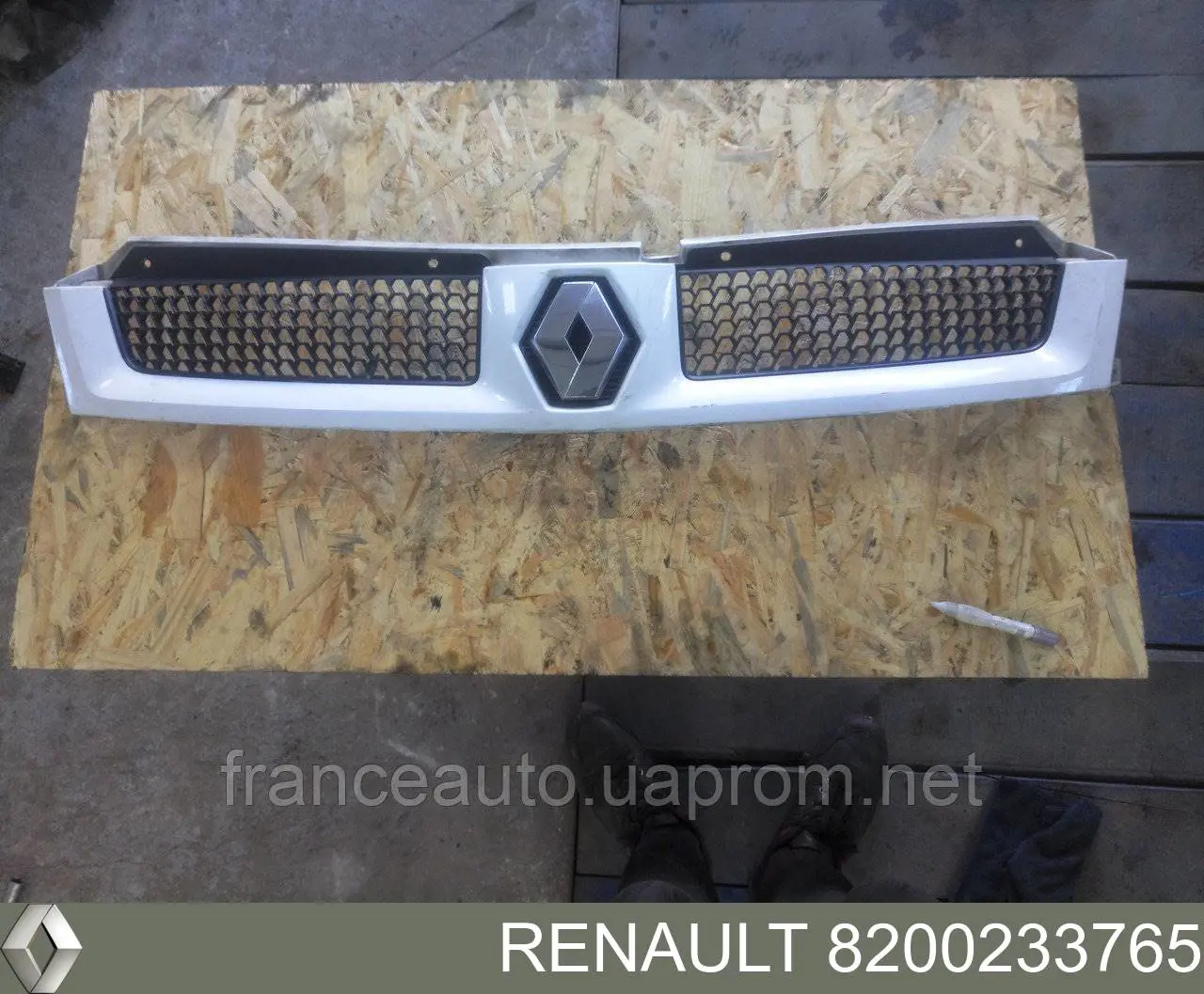 Купить 8200233765 Renault (RVI) Решетка радиатора