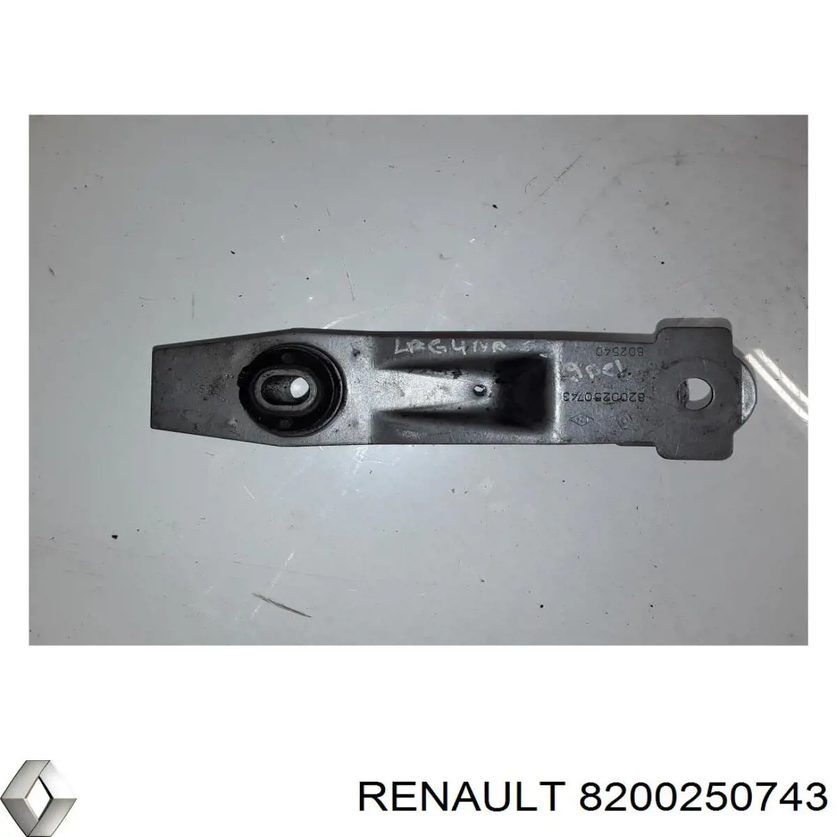 Купить 8200250743 Renault (RVI) Кронштейн подушки (опоры) двигателя правой