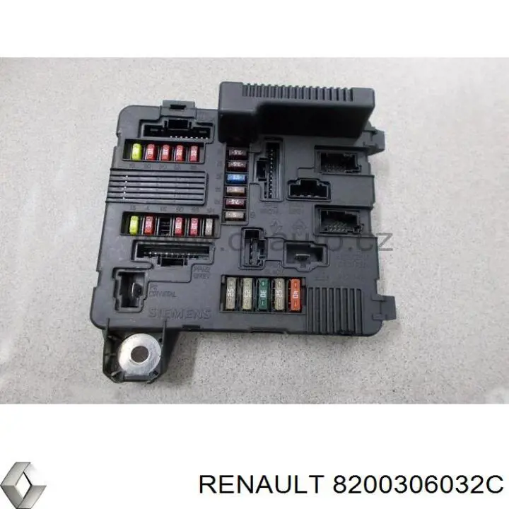 Блок предохранителей 8200306032C Renault (RVI)