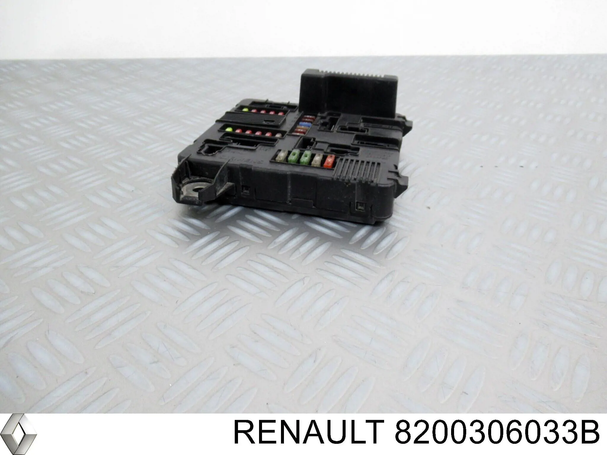 Блок предохранителей 8200306033B Renault (RVI)