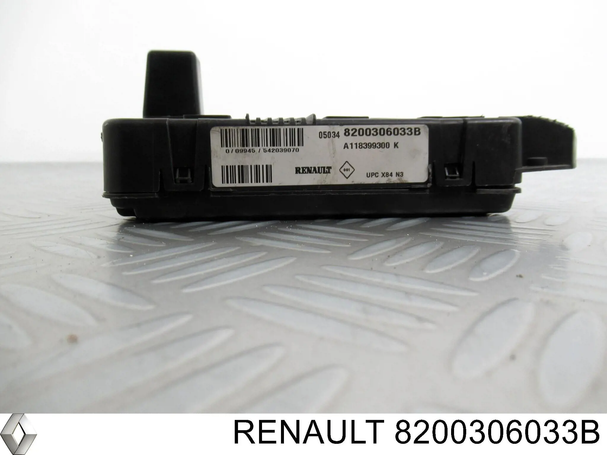 Блок предохранителей 8200306033B Renault (RVI)