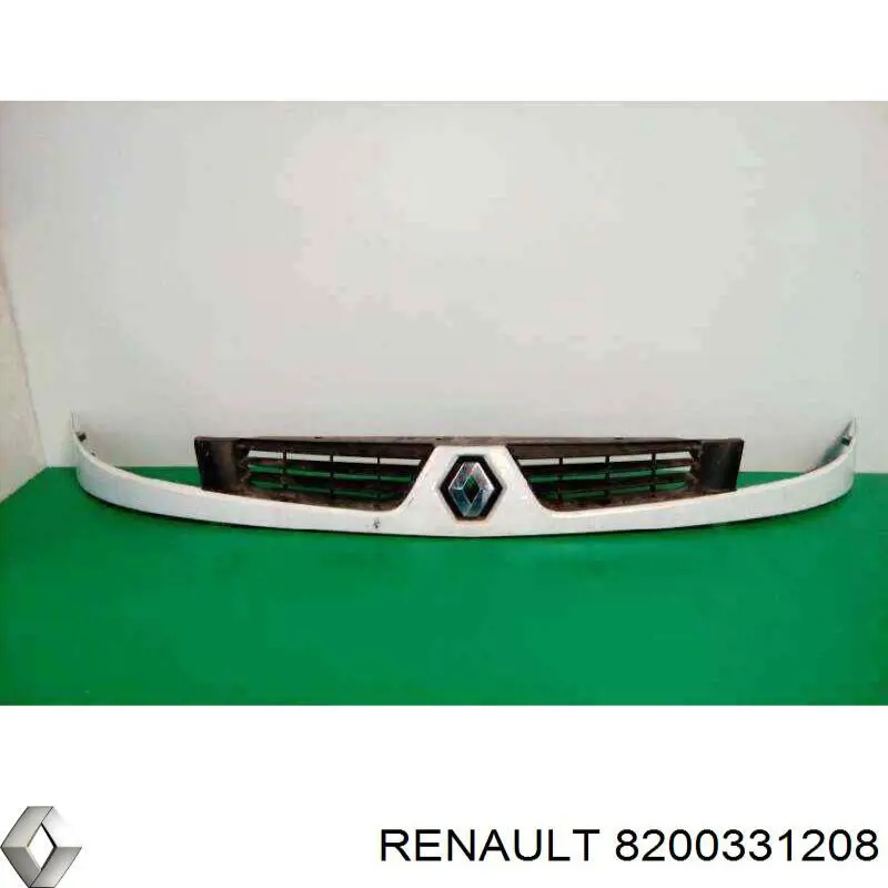 Решетка радиатора 8200331208 Renault (RVI)