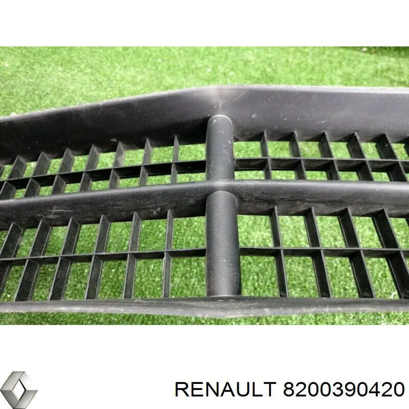 8200390420 Renault (RVI) Центральная решетка переднего бампера