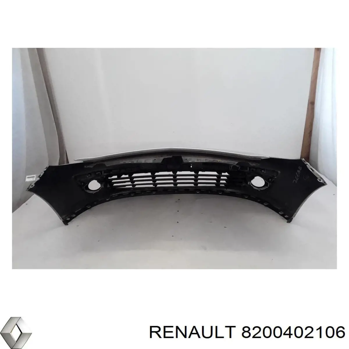 Передний бампер 8200402106 Renault (RVI)