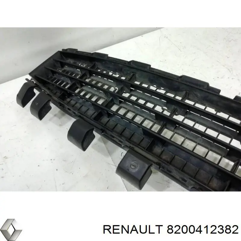 Купить 8200412382 Renault (RVI) Решетка бампера переднего внутренняя часть