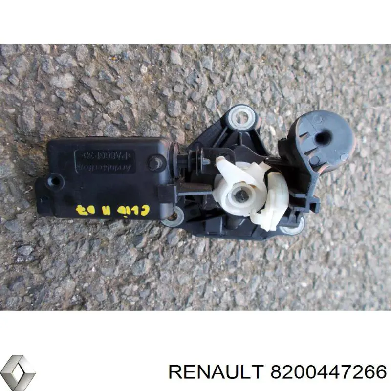 Кнопка привода замка крышки багажника (двери 3/5-й (ляды) на Renault Clio II 