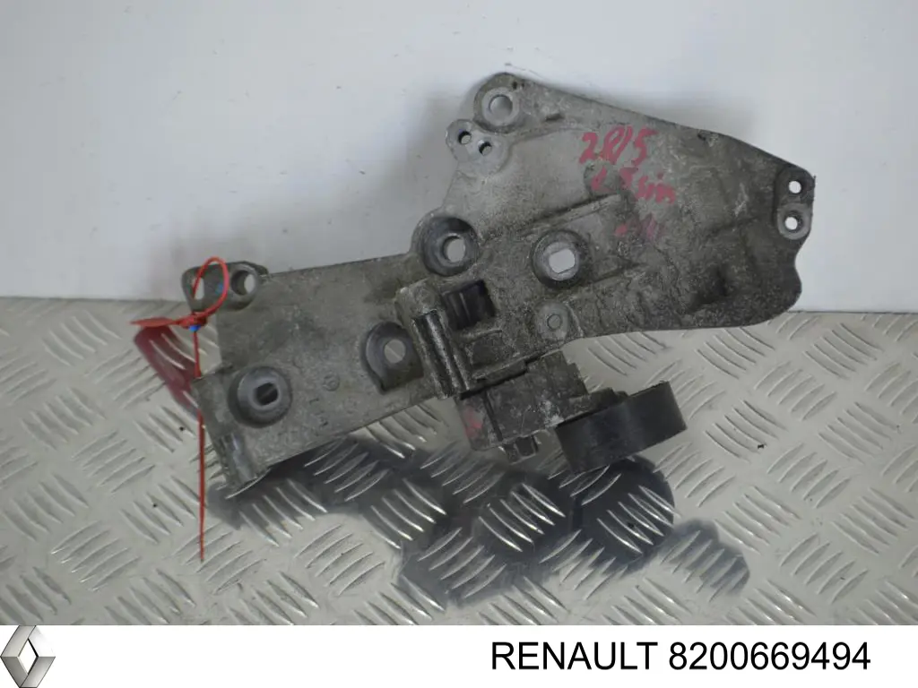Купить 8200669494 Renault (RVI) Кронштейн генератора