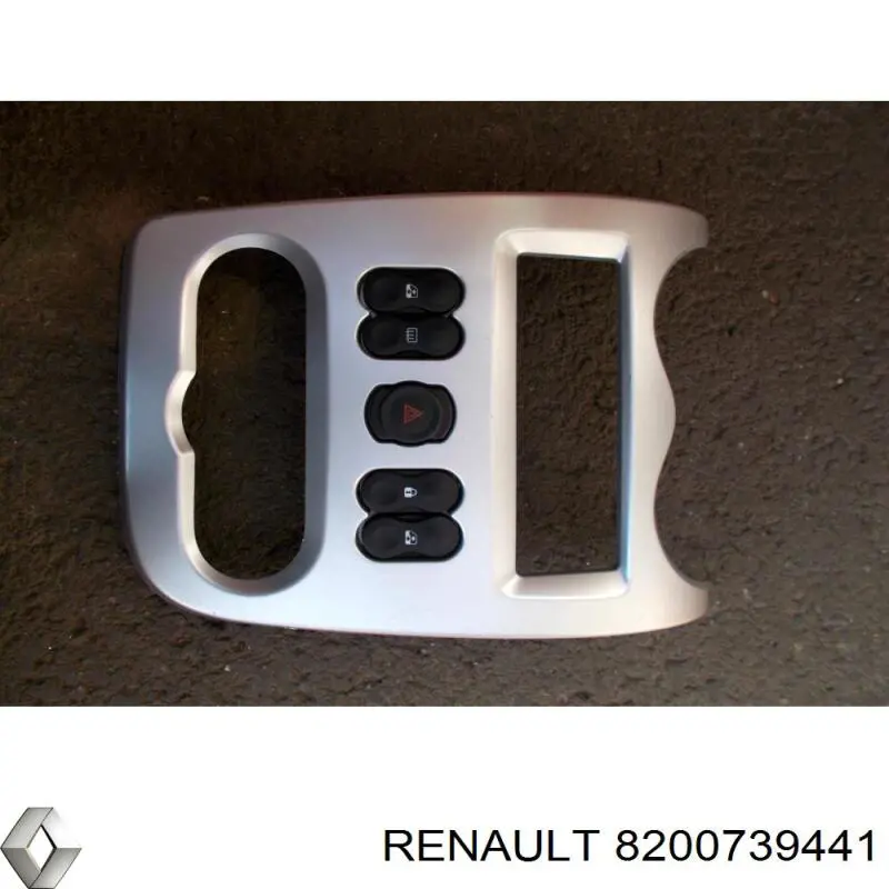 Молдинг (накладка) приборной панели "торпедо" центральный Renault (RVI) 8200739441