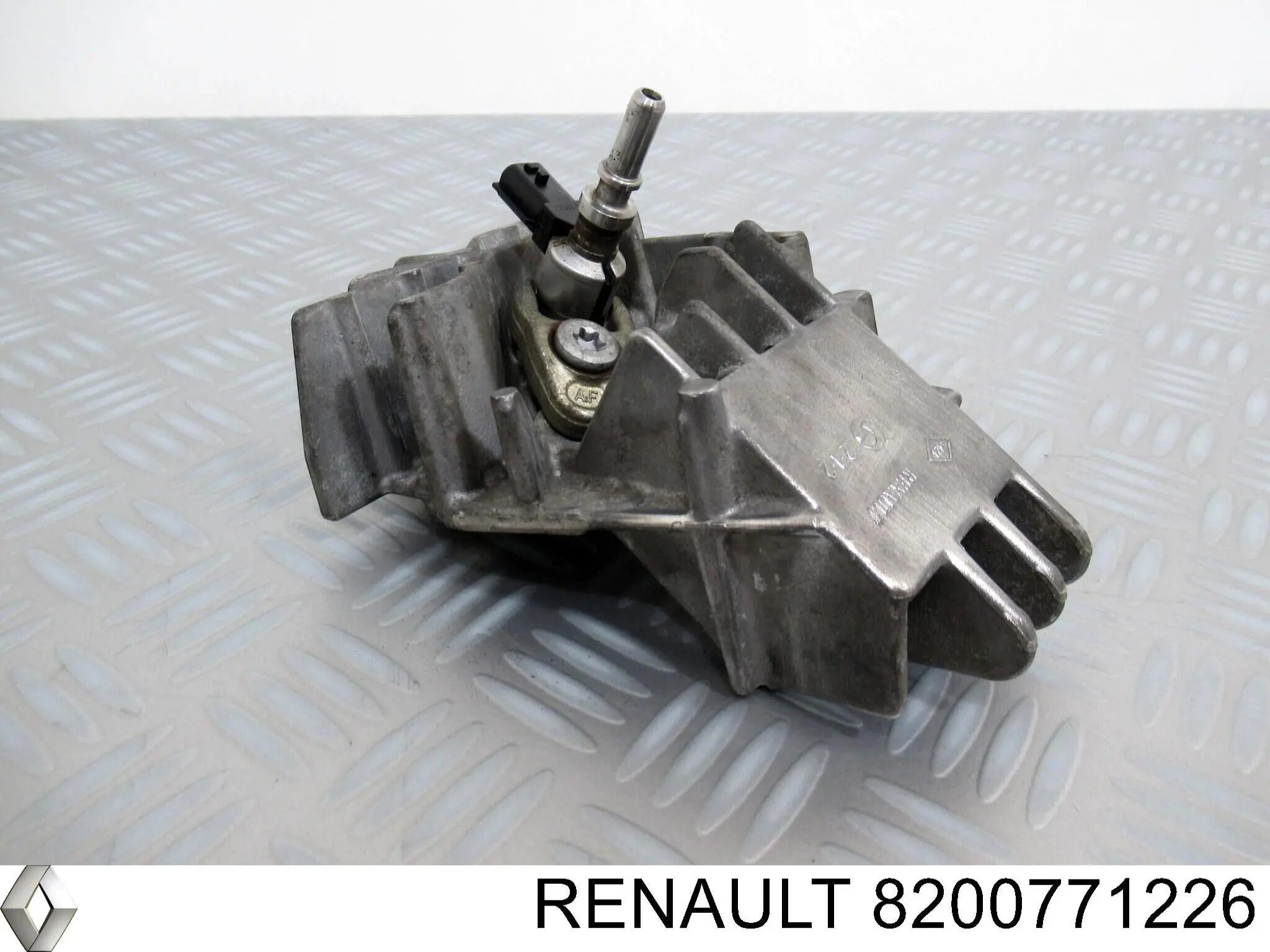 Купить 8200771226 Renault (RVI) Кронштейн крепления форсунки