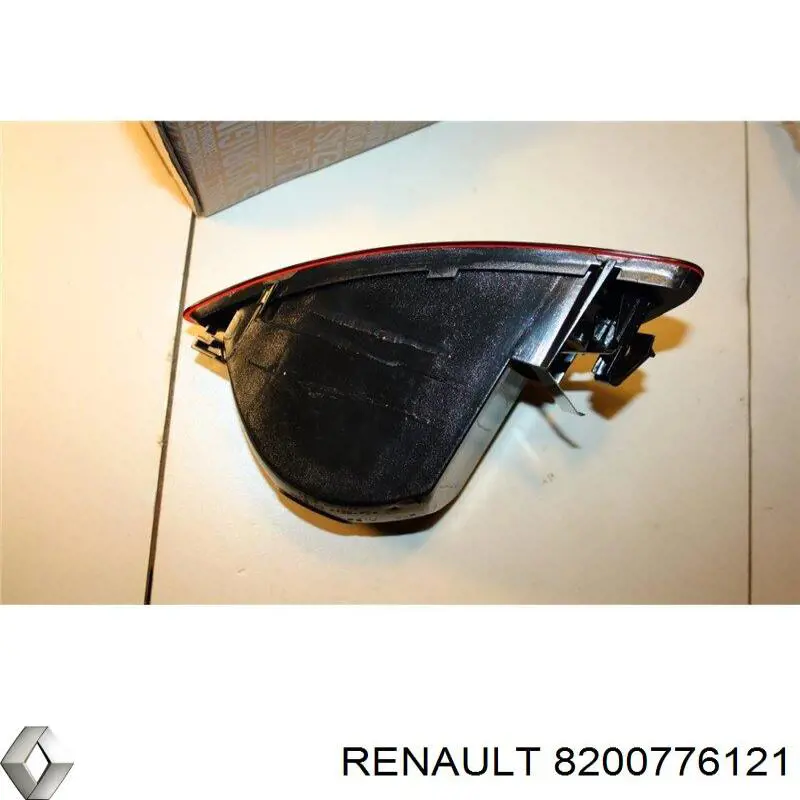 Фонарь противотуманный задний правый 8200776121 Renault (RVI)