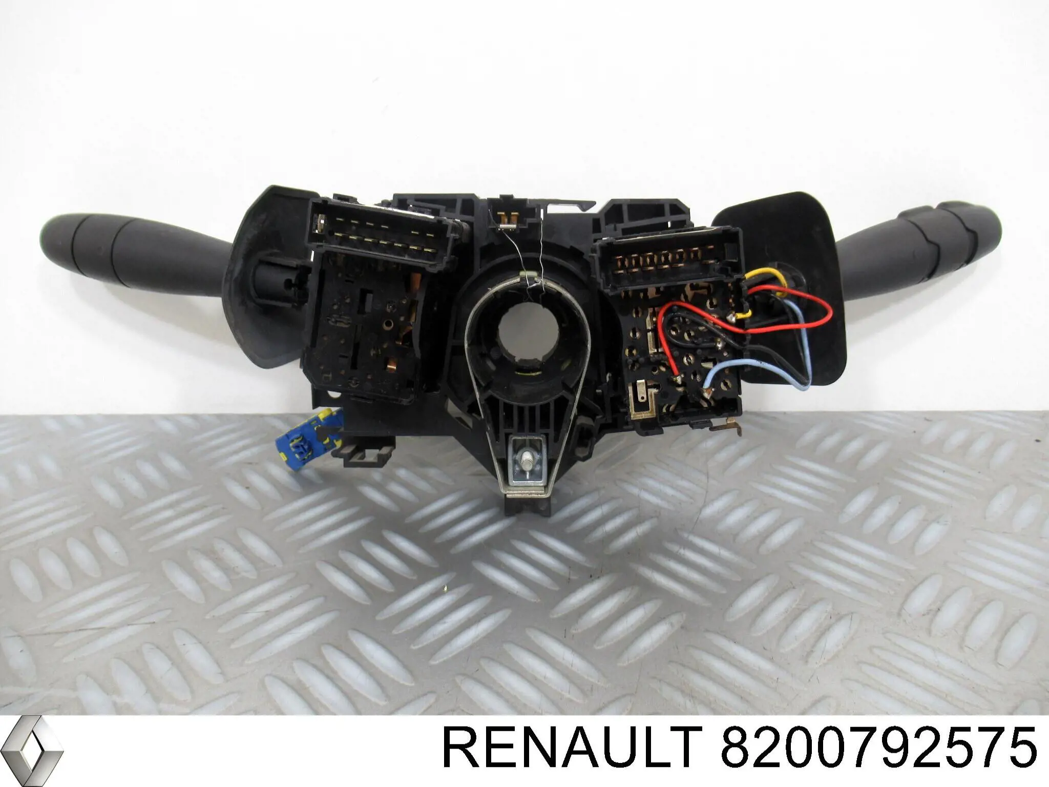 8200792575 Renault (RVI) comutador direito instalado na coluna da direção