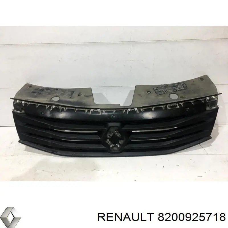 Решетка радиатора 8200925718 Renault (RVI)