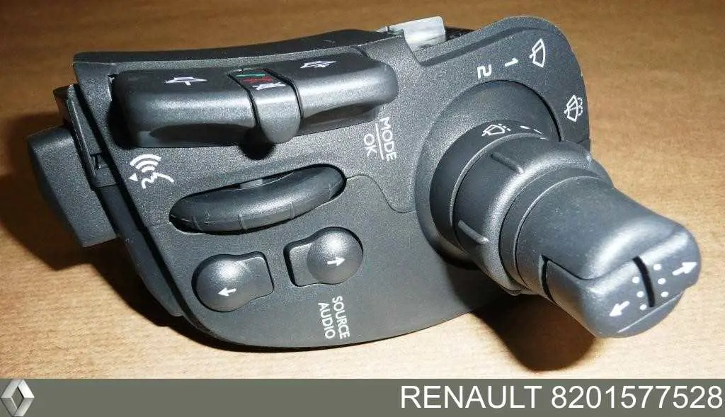 8201577528 Renault (RVI) comutador direito instalado na coluna da direção