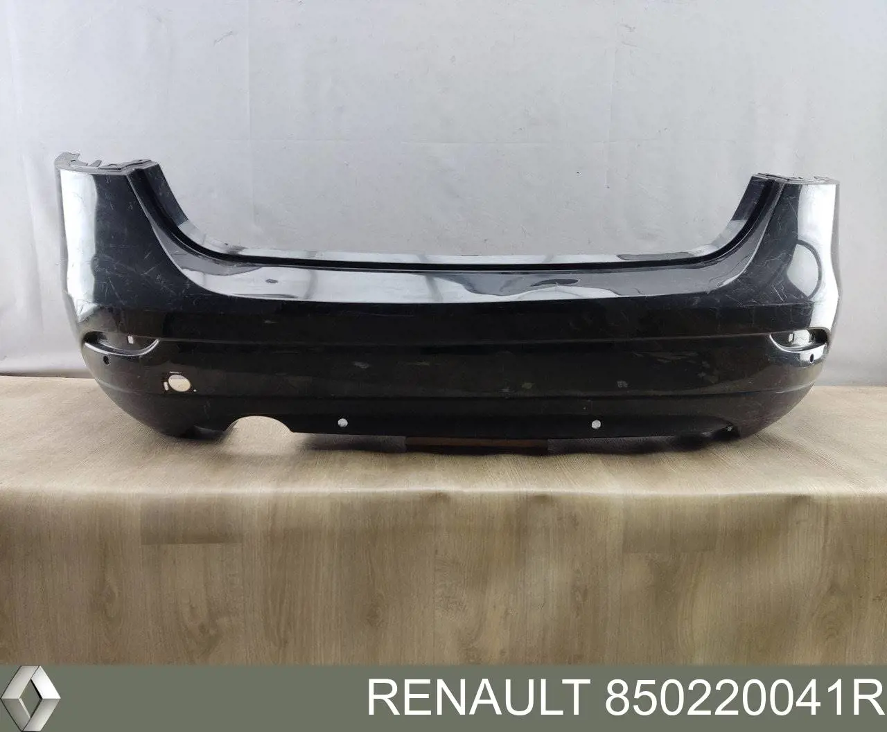 Задний бампер 850220041R Renault (RVI)
