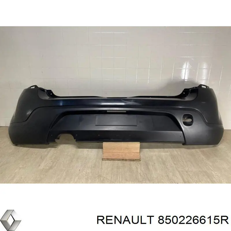 Задний бампер 850226615R Renault (RVI)