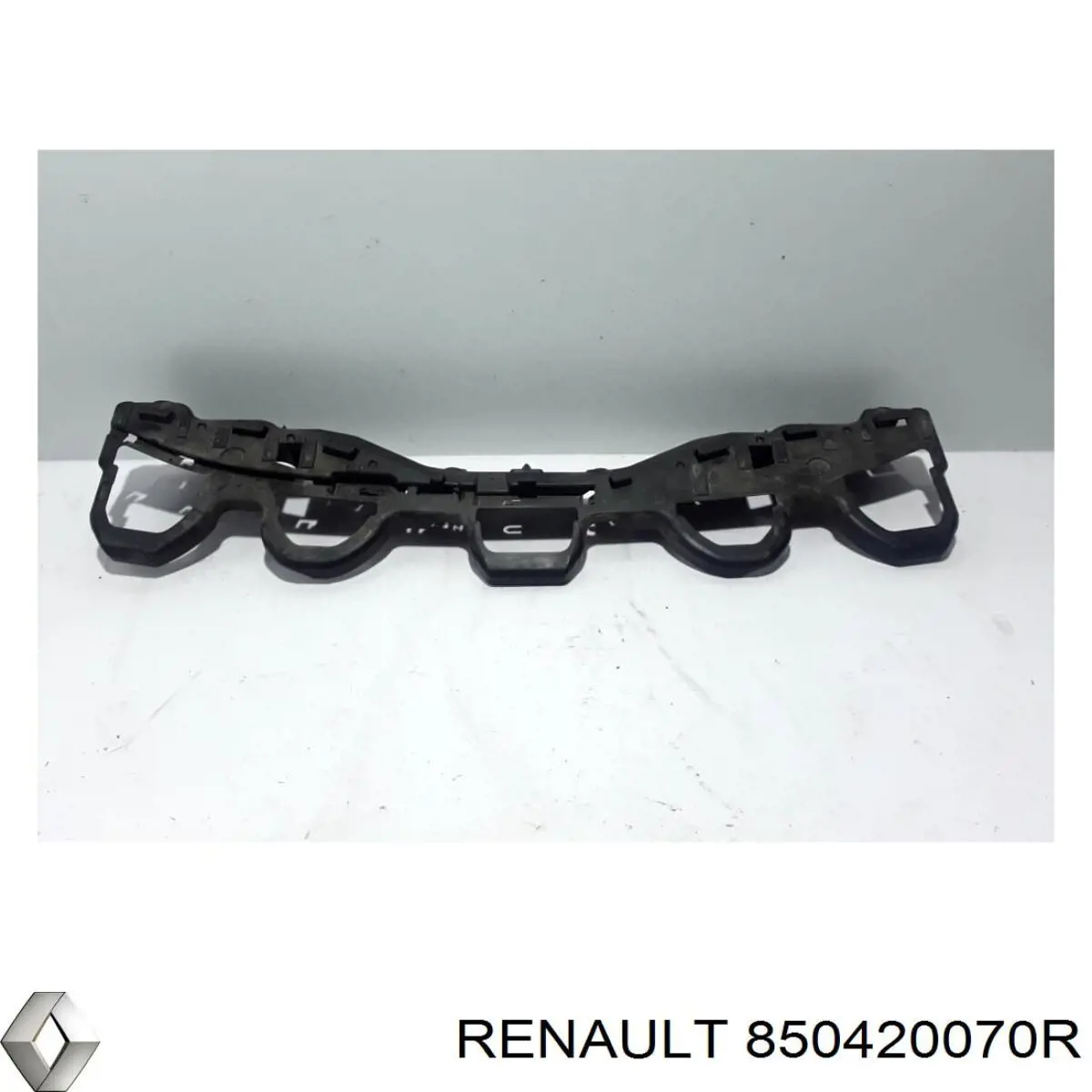 850420070R Renault (RVI) Кронштейн бампера заднего центральный